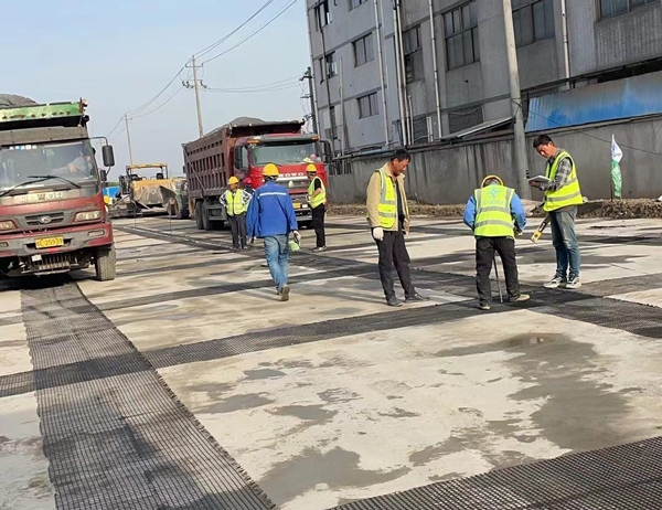 清水河老材料的新故事：玻璃纤维土工格栅如何在‘白改黑’浪潮中重获新生？