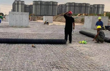 清水河土工格栅铺设前地基要怎么处理？